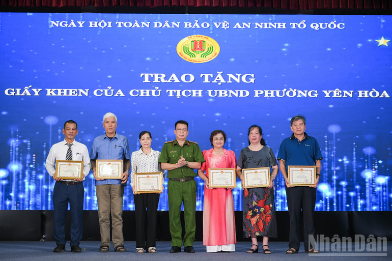 Đại diện lãnh đạo ủy ban nhân dân Phường Yên Hòa trao Giấy khen của Chủ tịch ủy ban nhân dân Phường Yên Hòa cho các tập thể, cá nhân đã có nhiều nỗ lực trong phong trào toàn dân bảo vệ an ninh trật tự ngay tại cơ sở. ndo_br_an-ninh-trat-tu-4171.jpg