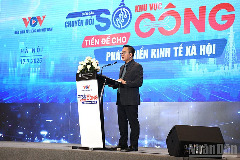 លោក Pham Manh Hung អគ្គនាយករង VOV ថ្លែងសុន្ទរកថាបើកនៅវេទិកា។ ndo_br_1-phat-bieu.jpg