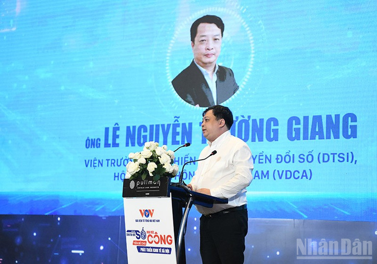 លោក Le Nguyen Truong Giang នាយកវិទ្យាស្ថានយុទ្ធសាស្ត្រផ្លាស់ប្តូរឌីជីថល (DTSI) សមាគមទំនាក់ទំនងឌីជីថលវៀតណាមបានថ្លែងសុន្ទរកថា។ ndo_br_4-dai-bieu-tham-du.jpg