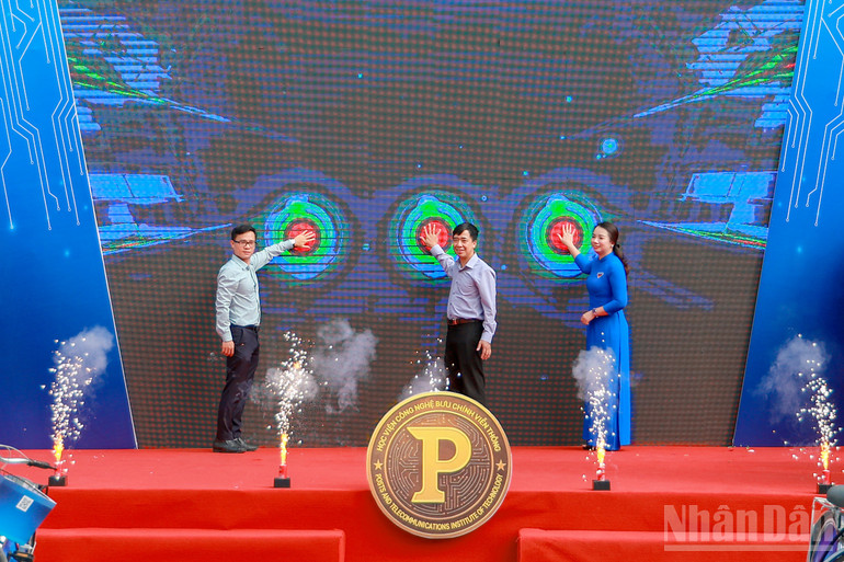 Đại biểu thực hiện nghi thức khai mạc bản thử nghiệm hệ thống. ndo_br_img-9865.jpg