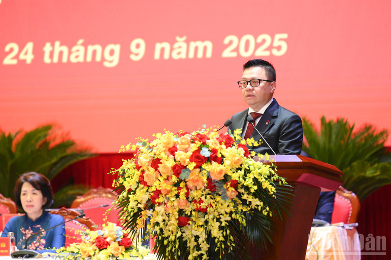 Tovarășul Le Quoc Minh, membru al Comitetului Central al Partidului, membru al Comitetului Permanent al Comitetelor de Partid ale Agențiilor Centrale de Partid, Secretar al Comitetelor de Partid ale Agențiilor, Redactor-șef al ziarului Nhan Dan, a susținut un discurs la Congres cu tema: „Construirea ziarului Nhan Dan ca o agenție de presă exemplară a Partidului, Statului și poporului în noua eră”. (Foto: THE DAI) ndo_br_daihoi-0104.jpg