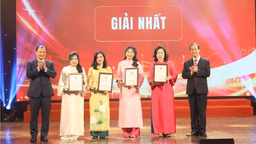 Các tác giả đoạt giải Nhất.