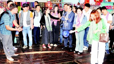 Du khách tham quan làng bè ngã ba sông Châu Đốc.