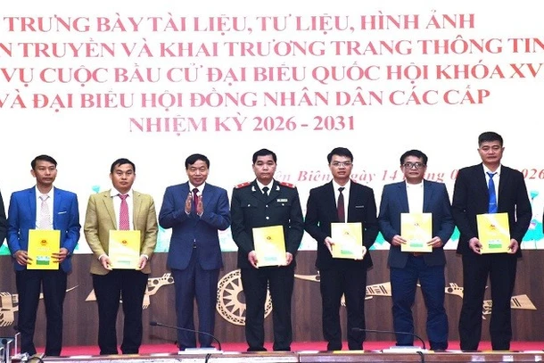 Đồng chí Lê Văn Lương, Chủ tịch Ủy ban nhân dân tỉnh Điện Biên trao quyết định biệt phái về cơ sở cho các cá nhân. 