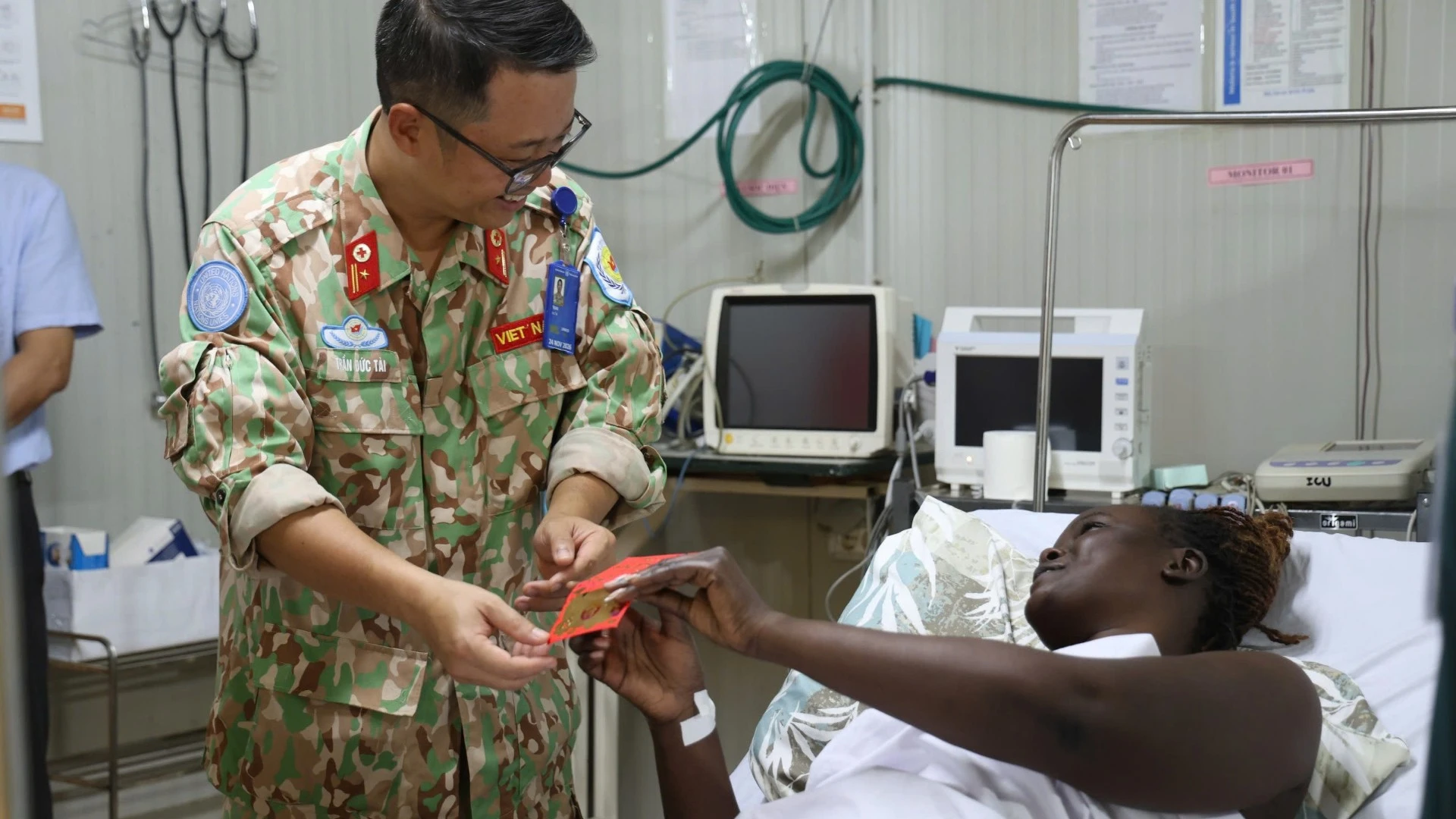 Bệnh viện dã chiến số 7 tại Nam Sudan: Lì xì Tết và lớp học thủ công lan tỏa yêu thương