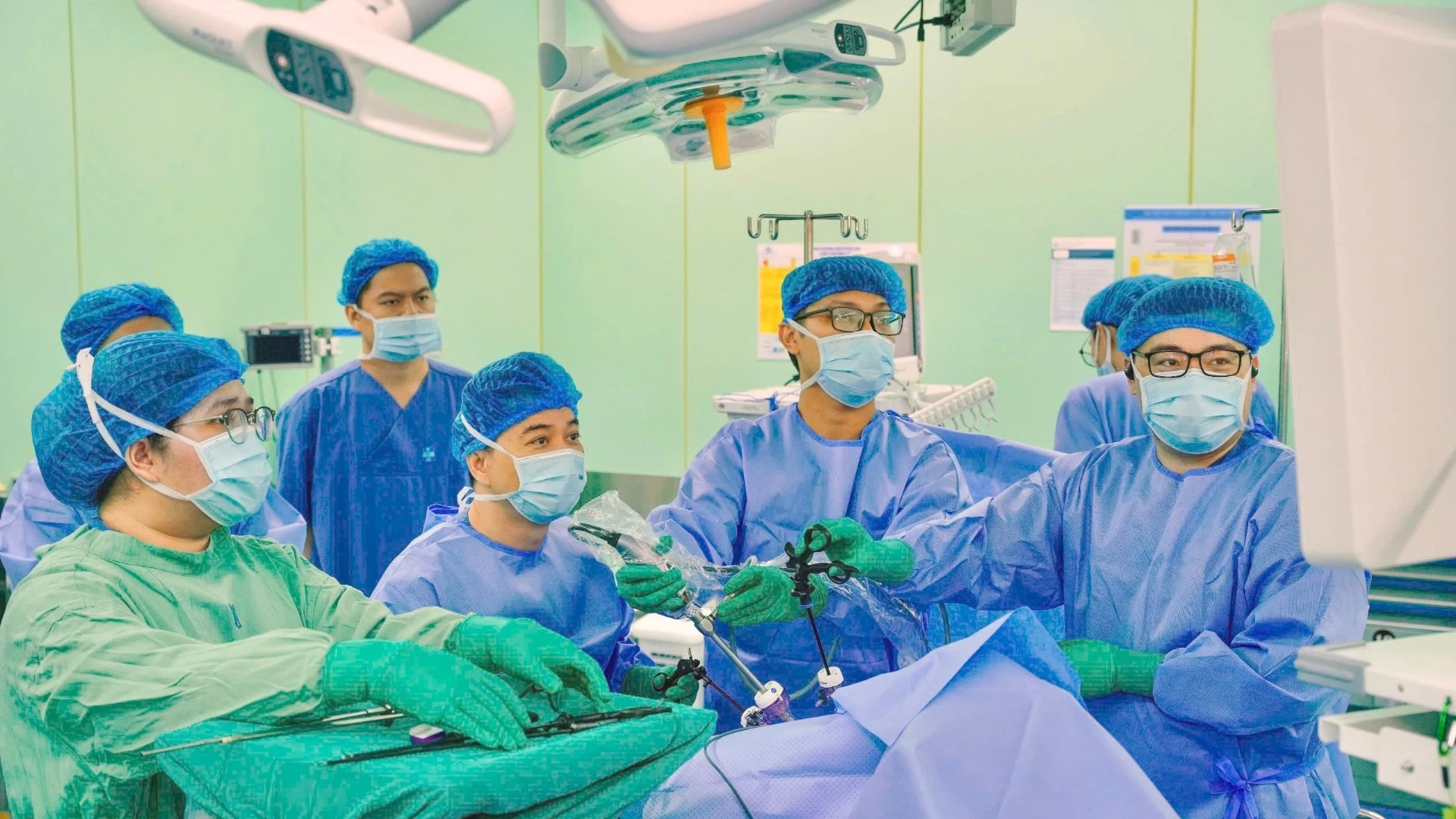 Người bệnh từ Indonesia sang Việt Nam điều trị ung thư đại tràng tắc ruột