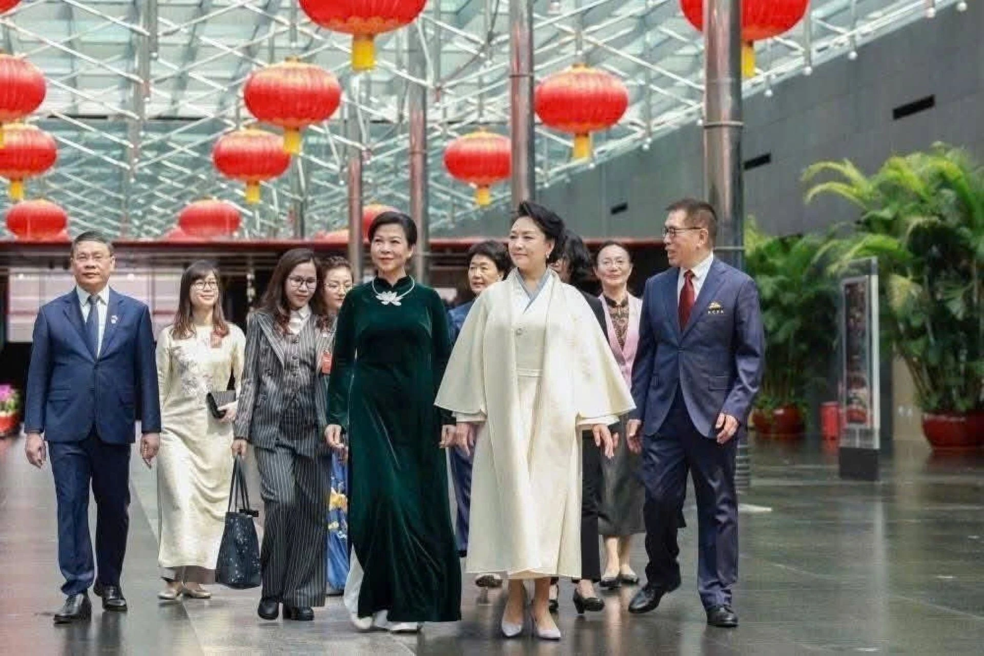 Hai Phu Nhân Lãnh Đạo Thân Mật Giao Lưu Văn Hóa Tại Nhà Hát Lớn Quốc Gia Trung Quốc