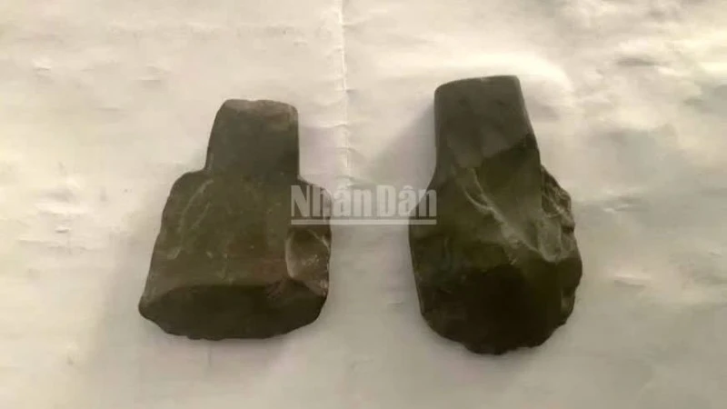 Phát hiện 5 rìu đá cổ đại 6.000-8.000 năm tại hang Én, Phong Nha-Kẻ Bàng