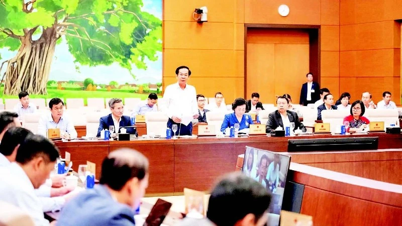 Khen thưởng hình thức: Động lực hay lực cản trong môi trường công vụ?