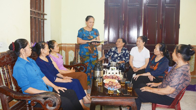 Câu lạc bộ phòng, chống tội phạm và tệ nạn xã hội thôn Hữu Ái tổ chức buổi sinh hoạt chuyên đề.
