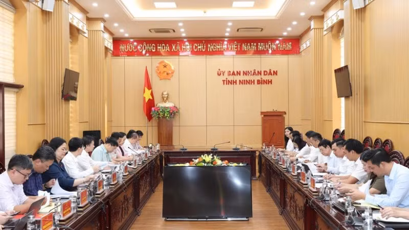 Các đại biểu dự buổi làm việc.