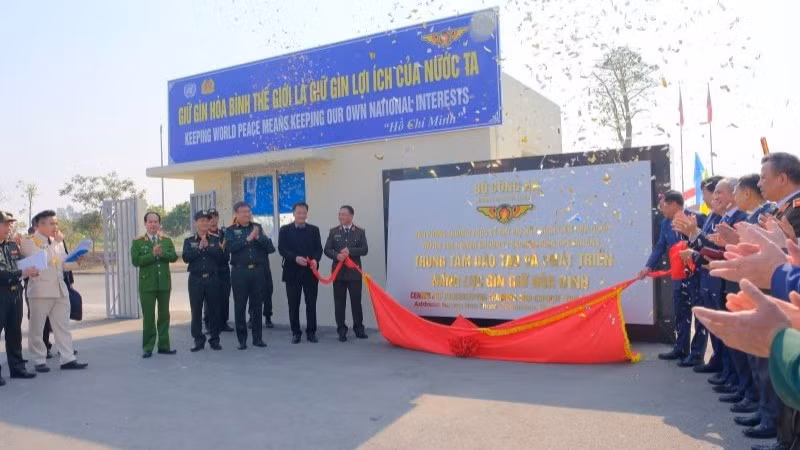 Cắt băng khánh thành và gắn biển trụ sở Trung tâm Đào tạo và Phát triển năng lực gìn giữ hòa bình Bộ Công an.