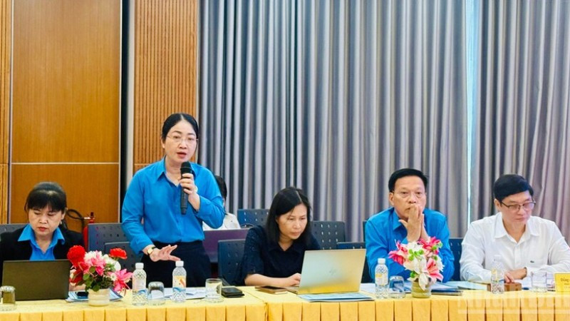 Đồng chí Nguyễn Kim Loan, Phó Chủ tịch Liên đoàn lao động Thành phố Hồ Chí Minh đóng góp ý kiến tại hội nghị.