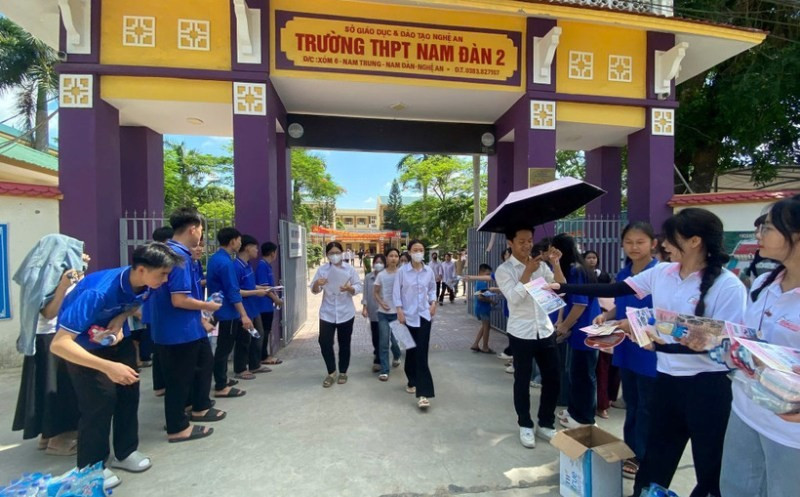 Thí sinh tham dự Kỳ thi tuyển sinh lớp 10, năm học 2025-2026 tại Trường THPT Nam Đàn 2 rời điểm thi. (Nguồn: Facebook Đoàn trường THPT Nam Đàn 2)