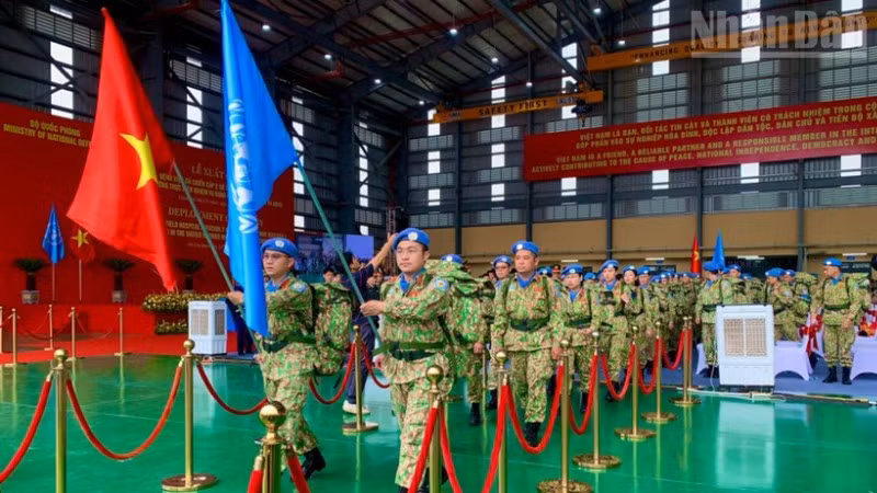 Các đơn vị xuất quân lên đường làm nhiệm vụ quốc tế. 
