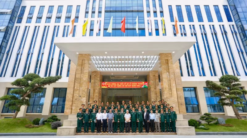 Đại biểu chụp ảnh lưu niệm tại Sở Chỉ huy Quân khu 7. 