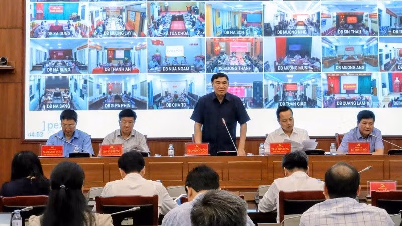 Đồng chí Trần Quốc Cường, Ủy viên Trung ương Đảng, Bí thư Tỉnh ủy Điện Biên phát biểu chỉ đạo tại cuộc họp.