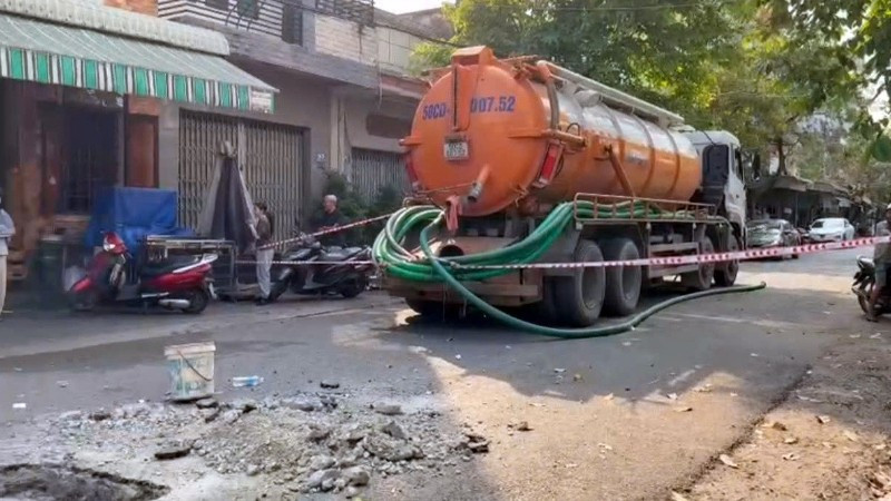 Hiện trường vụ ngạt khí dưới hố ga làm 2 công nhân tử vong.