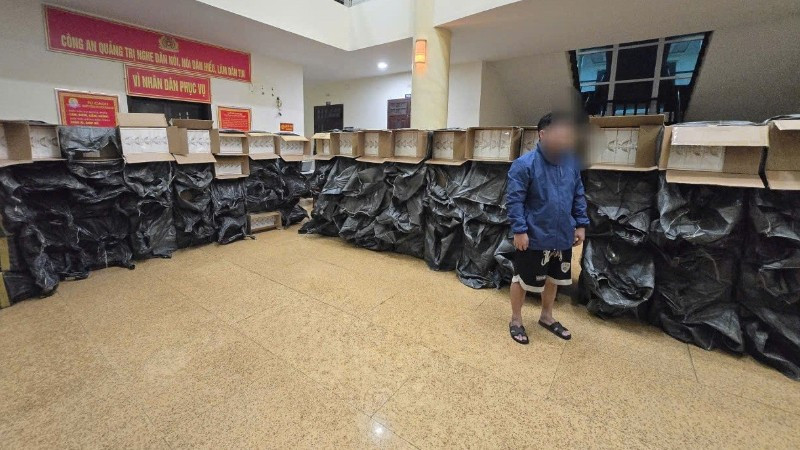 Số thuốc lá lậu được đưa về trụ sở công an để điều tra, làm rõ.