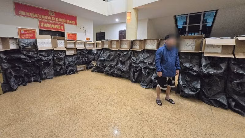 Số thuốc lá lậu được đưa về trụ sở công an để điều tra, làm rõ.