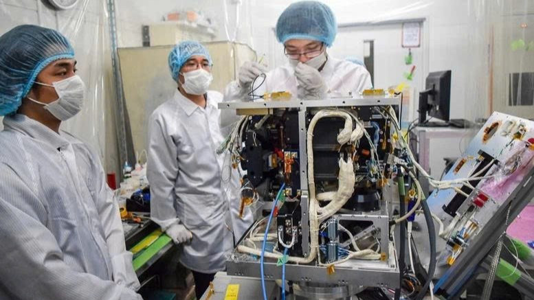 Các cán bộ của Trung tâm Vũ Trụ Việt Nam tham gia chế tạo vệ tinh. (Ảnh: VNSC)