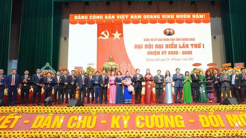 Đồng chí Bùi Thị Quỳnh Vân, Ủy viên Trung ương Đảng, Bí thư Tỉnh ủy Quảng Ngãi tặng hoa chúc mừng Ban Chấp hành Đảng bộ Ủy ban nhân dân tỉnh Quảng Ngãi nhiệm kỳ 2025-2030.