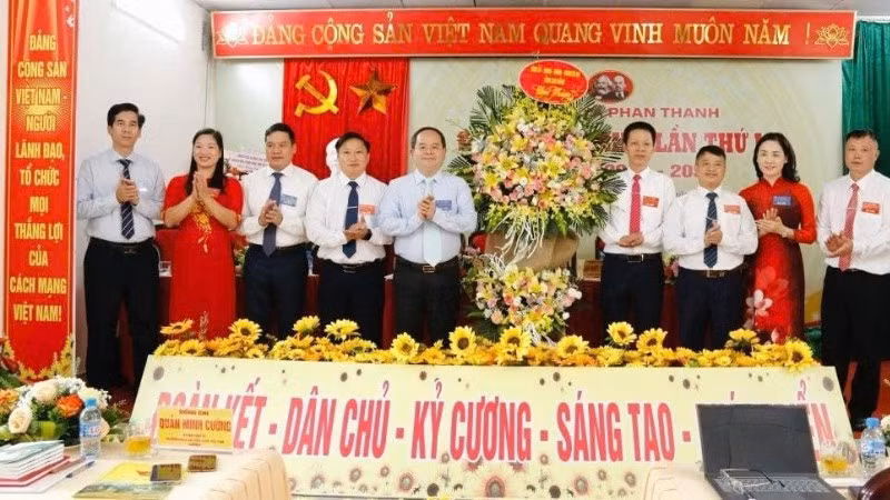 Bí thư Tỉnh ủy Cao Bằng Quản Minh Cường (thứ 5 từ trái sang) tặng hoa chúc mừng thành công Đại hội Đảng bộ xã Phan Thanh, tỉnh Cao Bằng.