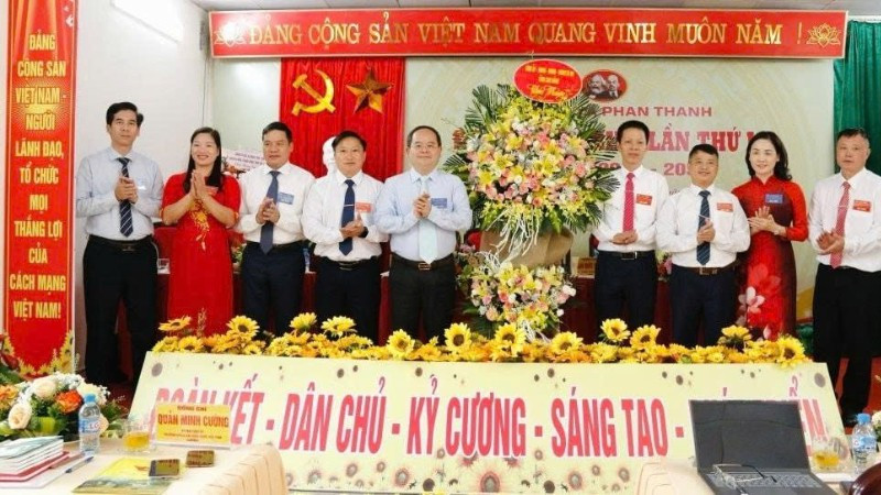 Bí thư Tỉnh ủy Cao Bằng Quản Minh Cường (thứ 5 từ trái sang) tặng hoa chúc mừng thành công Đại hội Đảng bộ xã Phan Thanh, tỉnh Cao Bằng.