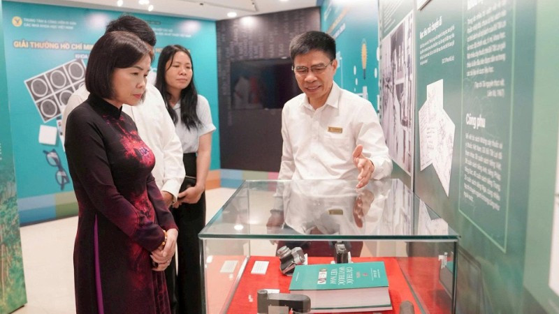 Các nhà khoa học tham quan Bảo tàng Di sản các nhà khoa học Việt Nam tại tỉnh Phú Thọ.