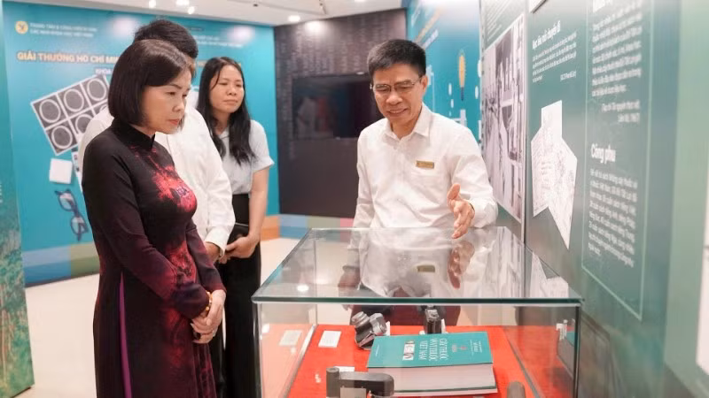 Các nhà khoa học tham quan Bảo tàng Di sản các nhà khoa học Việt Nam tại tỉnh Phú Thọ.