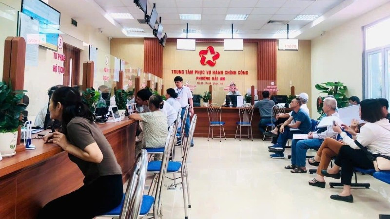 Cán bộ hướng dẫn người dân thực hiện thủ tục hành chính tại Trung tâm phục vụ hành chính công phường Hải An (thành phố Hải Phòng).
