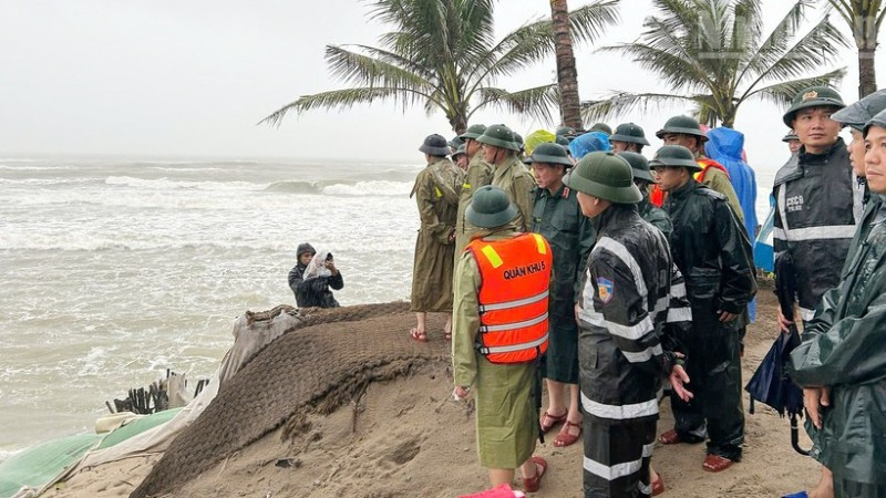 Phó Thủ tướng Chính phủ Trần Hồng Hà cùng đoàn công tác kiểm tra sạt lở bờ biển.