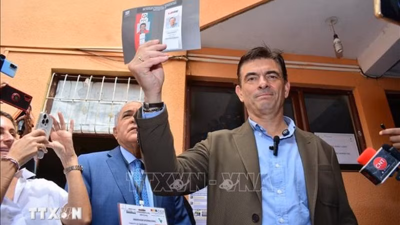 Ông Rodrigo Paz bỏ phiếu tại điểm bầu cử ở Tarija, Bolivia ngày 19/10/2025. (Ảnh: THX/TTXVN)