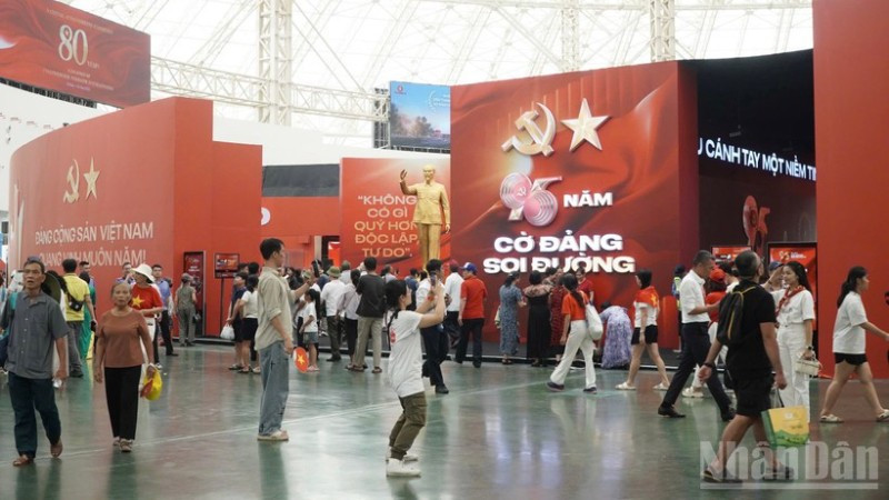Công chúng tham quan triển lãm "95 năm Cờ Đảng soi đường".
