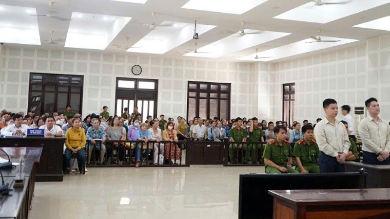 Gần 300 bị hại ngồi kín phiên tòa xét xử Chủ tịch và Giám đốc Công ty CP Tài chính Vietnam Capital. (Ảnh: AD)