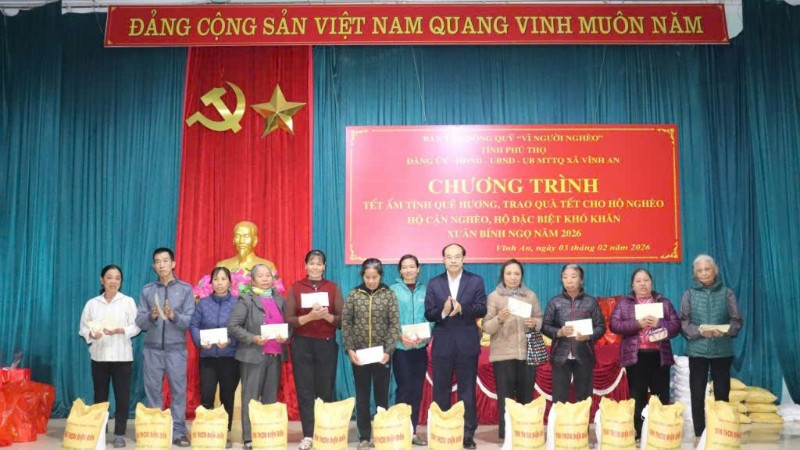 Đồng chí Vi Mạnh Hùng, Giám đốc Báo và Phát thanh, Truyền hình Phú Thọ tặng quà cho các hộ nghèo xã Vĩnh An.