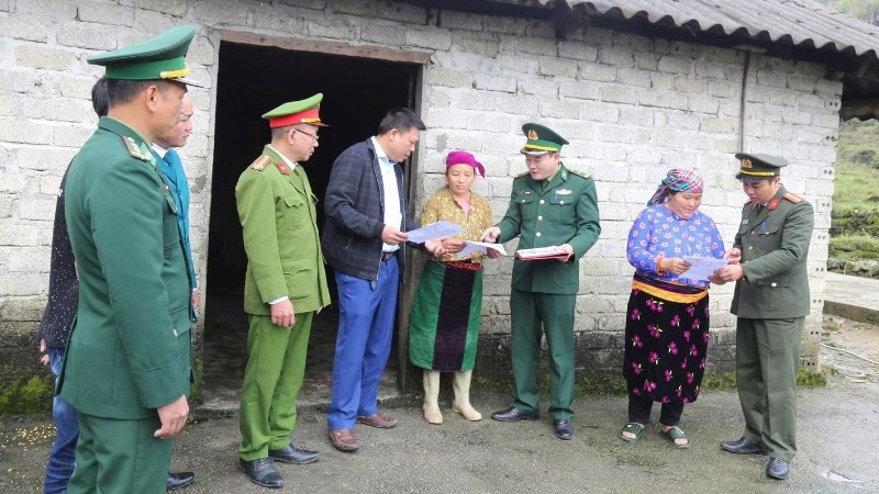 Lực lượng công an, bộ đội biên phòng đẩy mạnh tuyên truyền bầu cử tại các xã biên giới Tùng Vài, tỉnh Tuyên Quang.