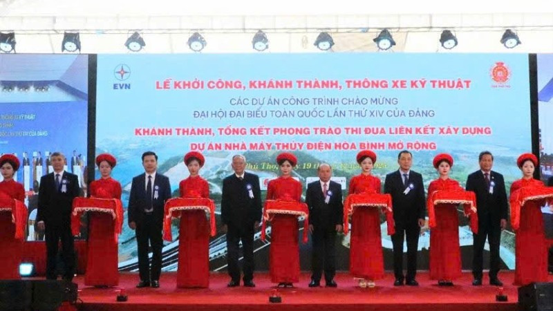 Các đồng chí lãnh đạo Tập đoàn Điện lực Việt Nam và tỉnh Phú Thọ cắt băng khánh thành Nhà máy Thủy điện Hòa Bình mở rộng.