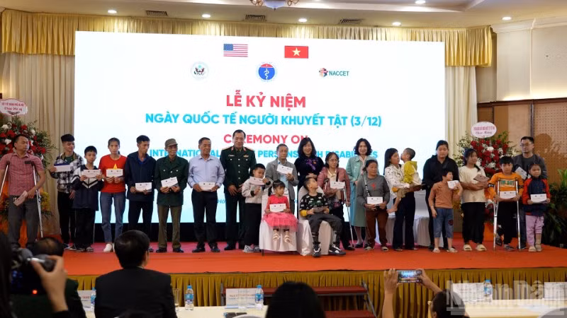 Bộ trưởng Đào Hồng Lan tặng quà cho người khuyết tật tại lễ kỷ niệm.