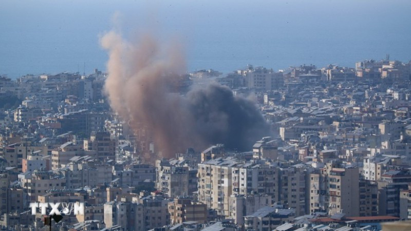 Khói bốc lên từ địa điểm ở ngoại ô Beirut, Liban sau cuộc không kích của Israel. (Ảnh: THX/TTXVN)