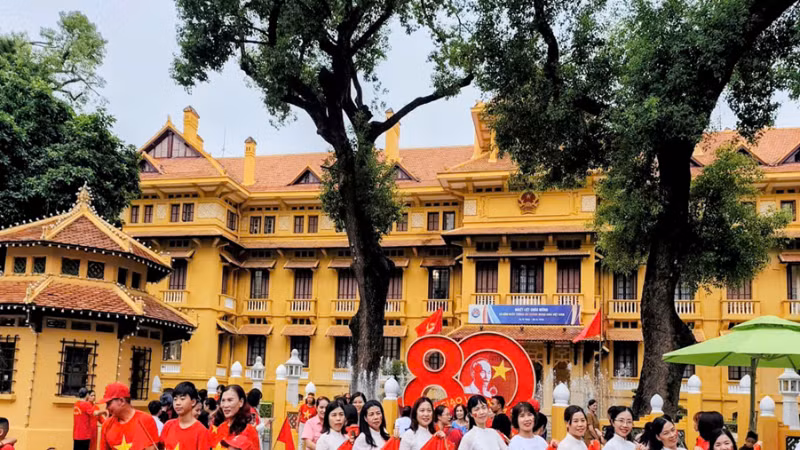 Người dân tập trung, chụp ảnh quanh khu vực quảng trường Ba Đình. (Ảnh: VĂN THỊNH)