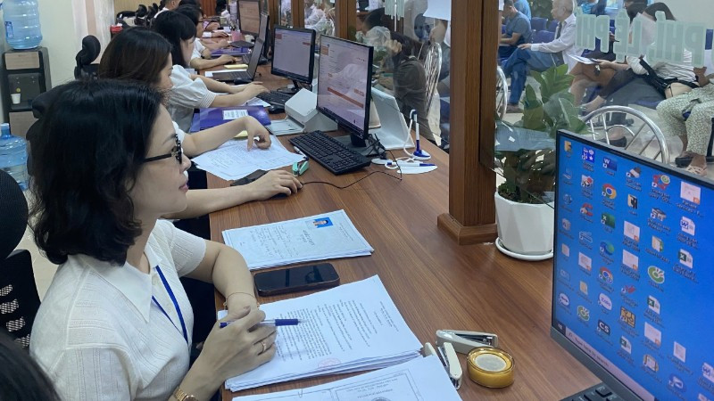 Cán bộ, công chức Trung tâm Phục vụ hành chính công phường Hải An, thành phố Hải Phòng tích cực phục vụ nhân dân.