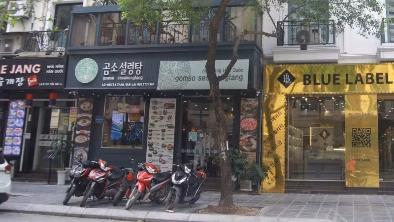 Tình trạng biển hiệu, biển quảng cáo tiếng nước ngoài sử dụng tràn lan ở không ít phố tại Hà Nội. (Ảnh: CÔNG LÝ)