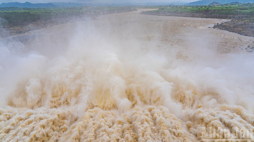 Theo đại diện thủy điện này, trong ngày 25/11, mức xả đang được khống chế ở ngưỡng dưới 2.000 mét khối mỗi giây.