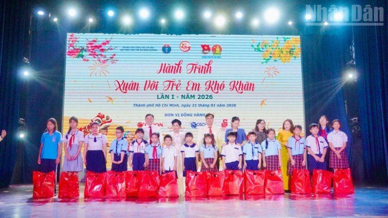 Trao quà Tết cho trẻ em có hoàn cảnh khó khăn tại khu vực 1 thuộc Thành phố Hồ Chí Minh.