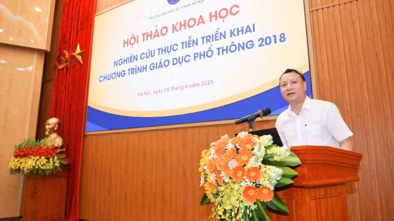 Hiệu trưởng Trường đại học Sư phạm Hà Nội, Phó Giáo sư, Tiến sĩ Nguyễn Đức Sơn phát biểu tại hội thảo. 
