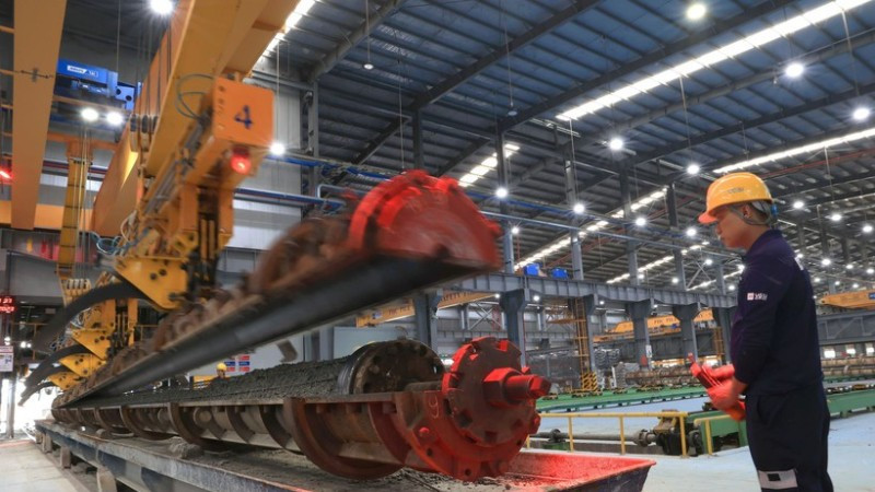 Danh mục bí mật nhà nước thuộc lĩnh vực công nghiệp và thương mại Công nhân sản xuất ống chịu lực ly tâm trong Khu công nghiệp chuyên sâu Phú Mỹ 3, phường Tân Phước, Thành phố Hồ Chí Minh. (Ảnh: Hồng Đạt/TTXVN)