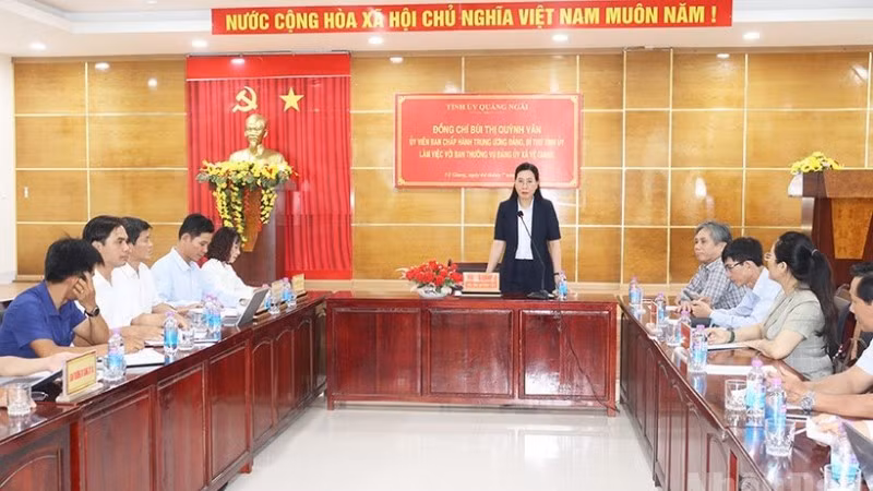 Đồng chí Bùi Thị Quỳnh Vân, Ủy viên Trung ương Đảng, Bí thư Tỉnh ủy Quảng Ngãi yêu cầu Đảng bộ cấp xã cần thảo luận kỹ lưỡng dự thảo báo cáo chính trị và xây dựng chương trình hành động phù hợp thực tiễn tại địa phương.