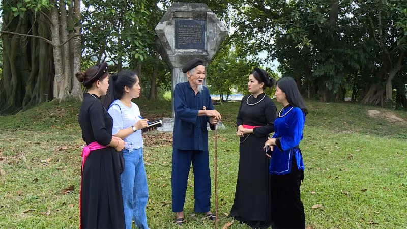 Ông Hoàng Ngọc kể lại câu chuyện gặp Bác Hồ và những sự kiện lịch sử diễn ra tại Tân Trào cho thế hệ trẻ. (Ảnh: ĐỨC THẮNG)