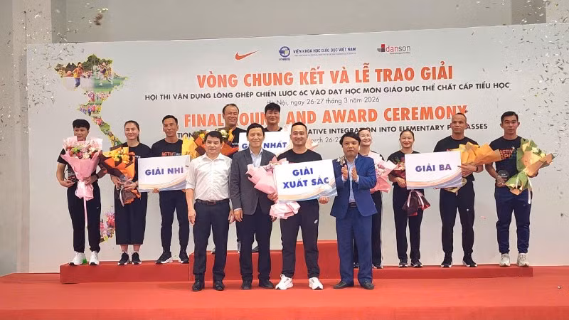 Ban tổ chức trao giải cho các thầy, cô giáo.